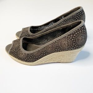 SAHARA BRAND CHARCOAL LACE WEDGES SIZE 6